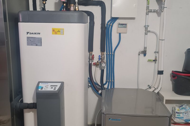 Bomba de calor Daikin com depósito de água quente sanitária instalada