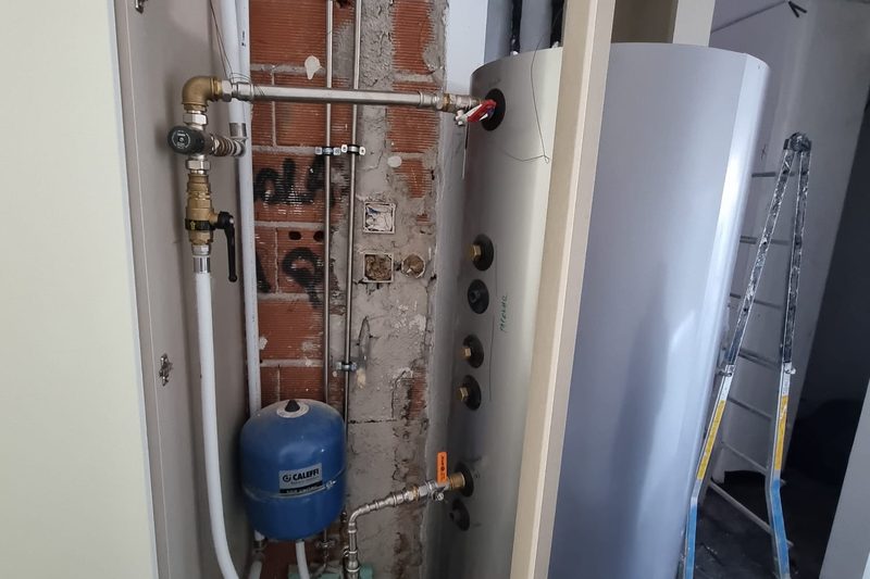 Unidade interior de bomba de calor com vaso de expansão, instalada num nicho técnico na parede