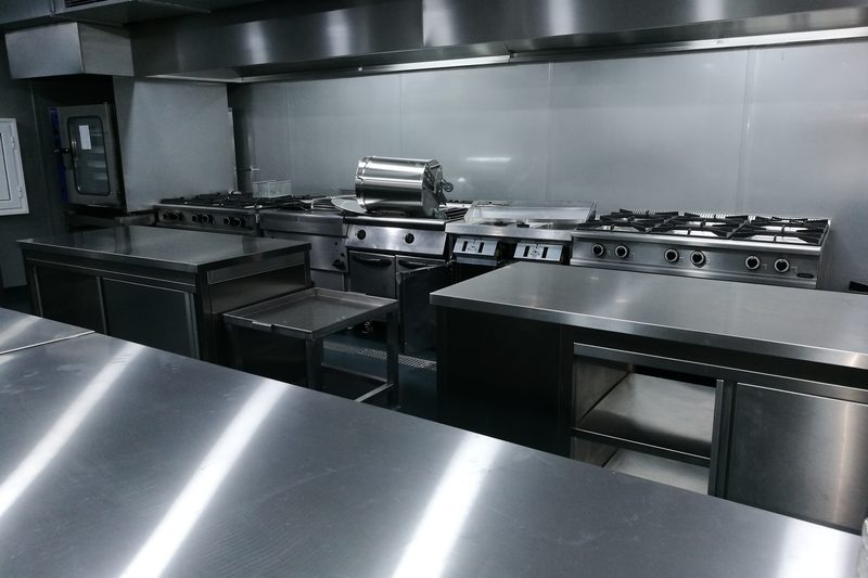 Cozinha profissional totalmente equipada, pronta a operar