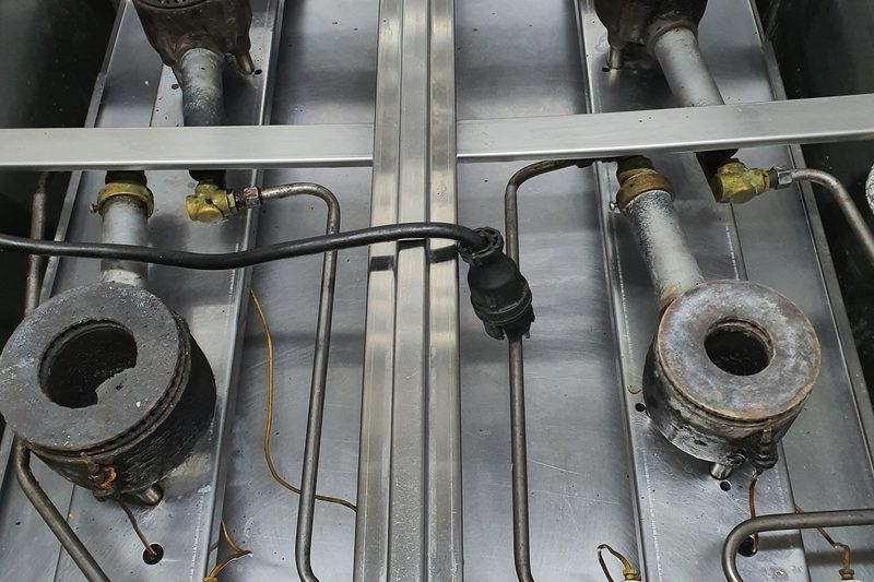 Queimadores de fogão industrial de cozinha profissional em intervenção