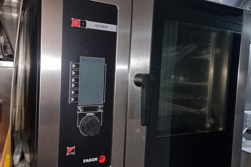 Forno combinado profissional reparado numa cozinha de restauração