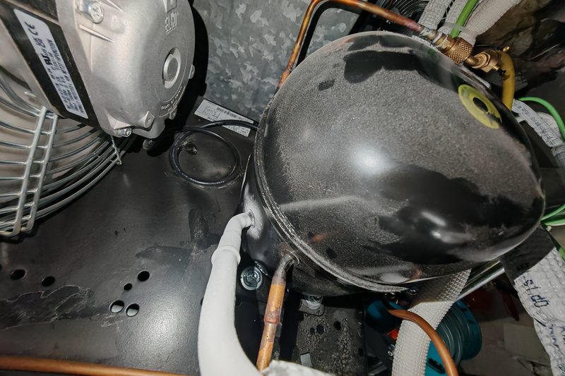 Compressor de refrigeração exposto durante uma intervenção