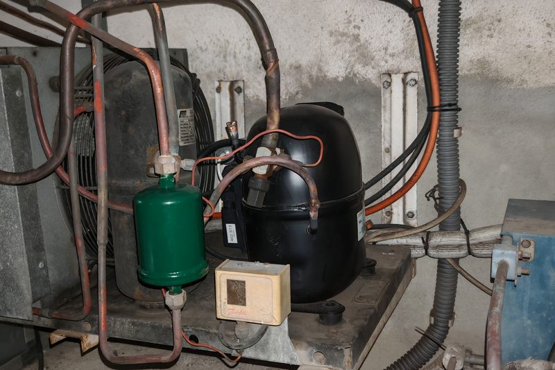 Compressor e filtro secador de um sistema de frio, em sala técnica
