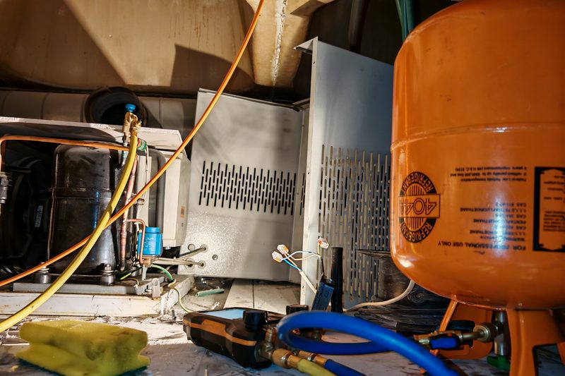 Botija de gás refrigerante R404A e manómetros durante uma recarga