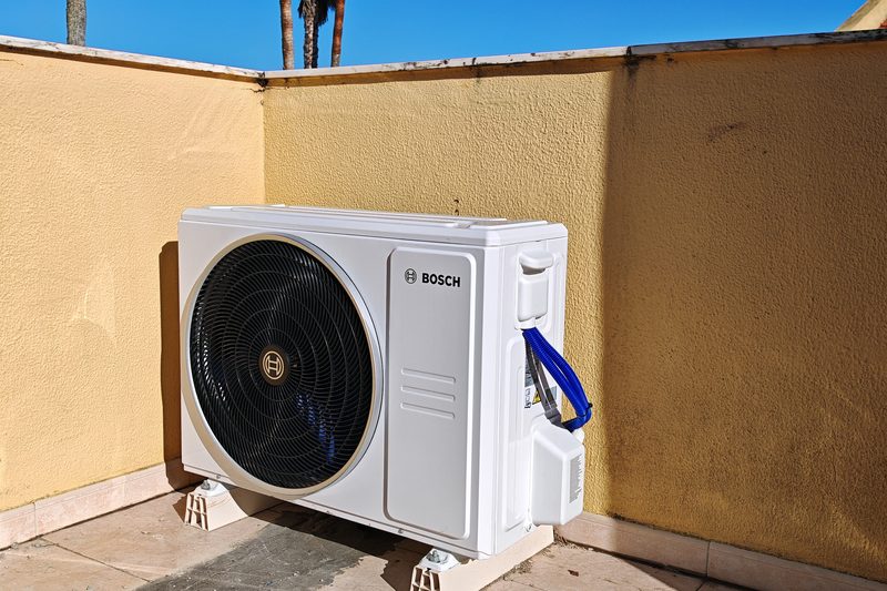 Unidade exterior Bosch instalada num terraço exterior