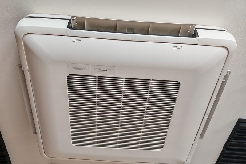 Cassete de teto Daikin num espaço com tratamento acústico