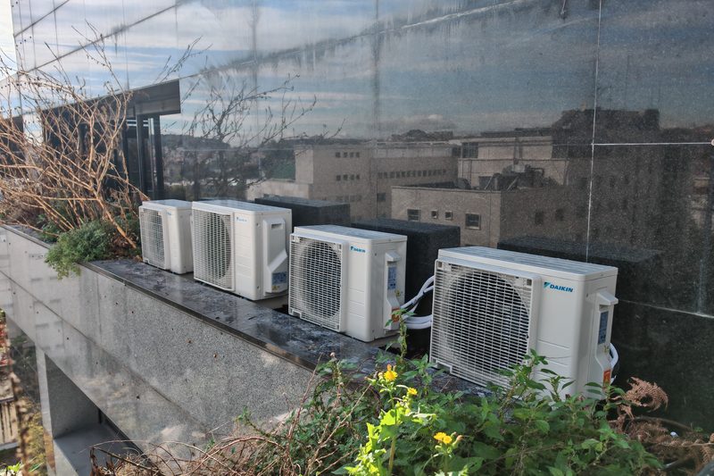 Quatro unidades exteriores Daikin instaladas na cobertura de um edifício de escritórios