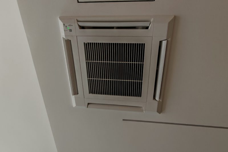Cassete de teto Fujitsu instalada, acabamento limpo