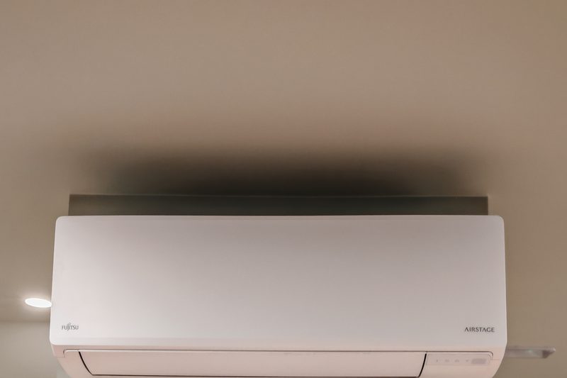 Unidade interior Fujitsu Airstage montada no teto, acabamento minimalista