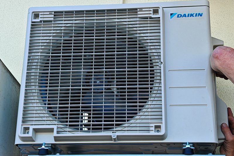 Unidade exterior Daikin durante a instalação
