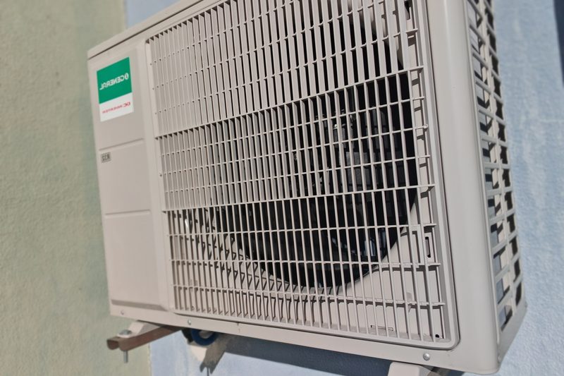 Unidade exterior General DC Inverter montada em suporte de parede