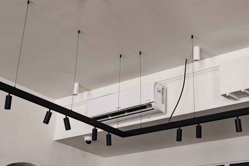 Unidade Samsung montada no teto de um espaço comercial