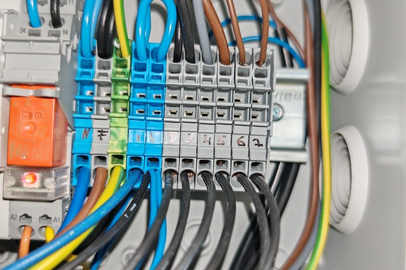Ligações elétricas identificadas num quadro de comando