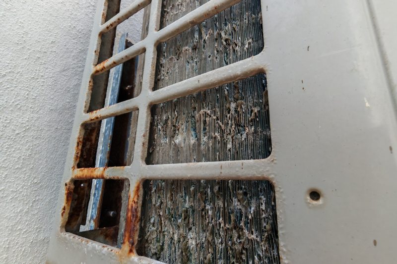 Bateria de condensador com sujidade e oxidação, antes da manutenção