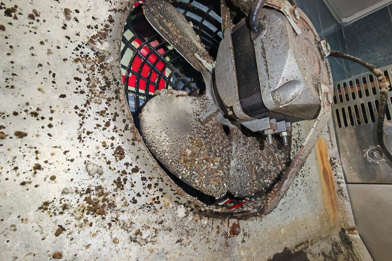Motor e ventilador de extração cobertos de gordura acumulada