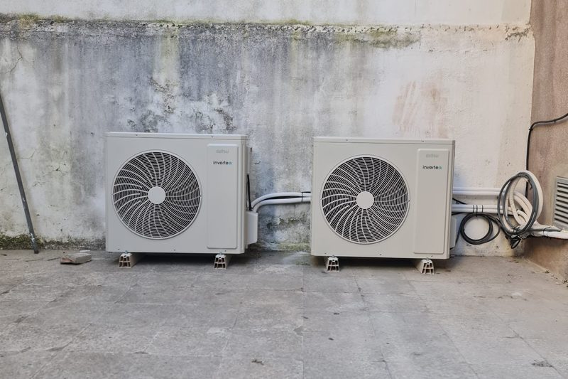 Duas unidades exteriores Daitsu Inverter instaladas lado a lado
