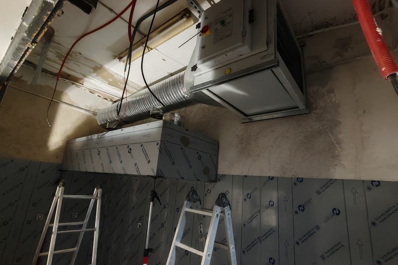 Unidade de tratamento de ar com quadro elétrico e isolamento térmico instalados