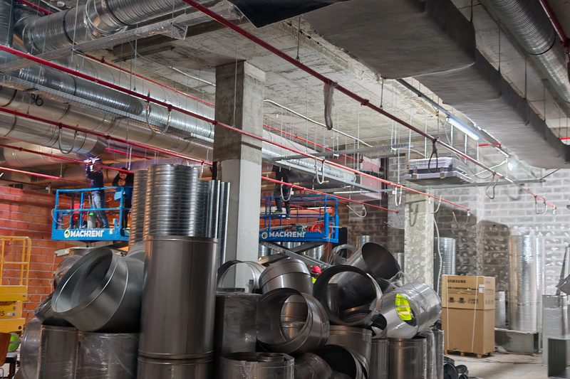 Material de condutas de ventilação armazenado em obra antes da instalação
