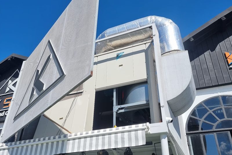 Unidade de tratamento de ar instalada em cobertura, com conduta isolada