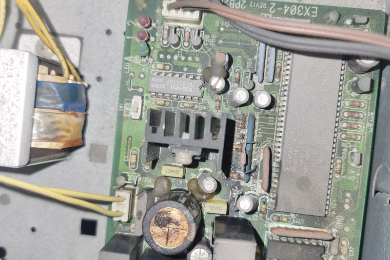 Condensador dilatado numa placa eletrónica, causa identificada da avaria