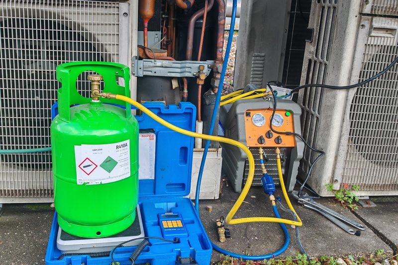 Unidade desmontada com garrafa de gás e recuperadora ligada para extração do refrigerante