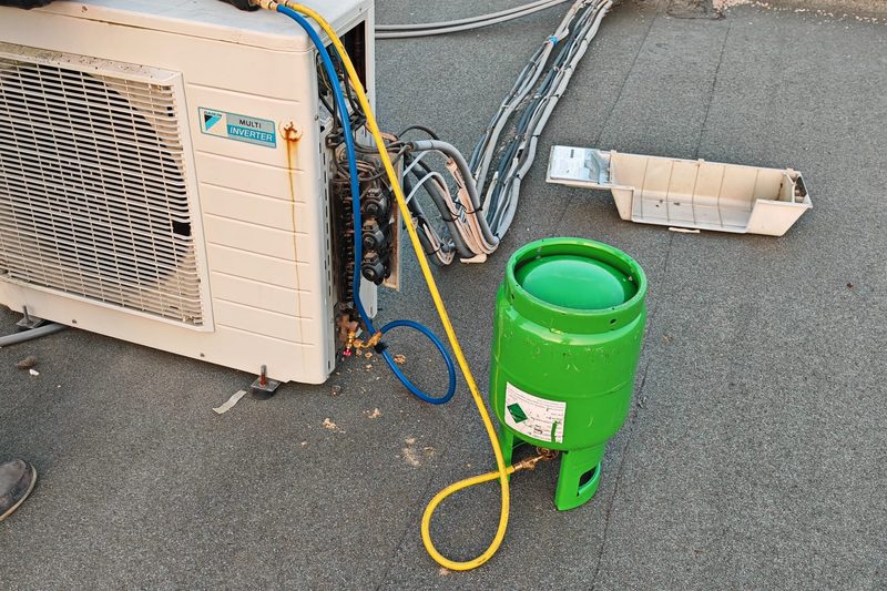 Recuperação de gás refrigerante com garrafa e ferramentas, numa cobertura