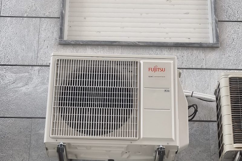 Unidade exterior Fujitsu DC Inverter R32 durante uma intervenção técnica