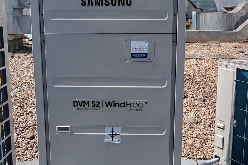 Unidade exterior Samsung DVM S2 WindFree, sistema VRF numa cobertura
