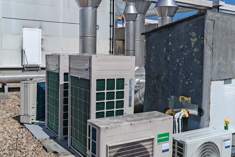 Unidades exteriores de sistema VRF numa cobertura comercial