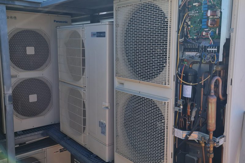 Unidade exterior VRF City Multi com quadro elétrico e compressor visíveis