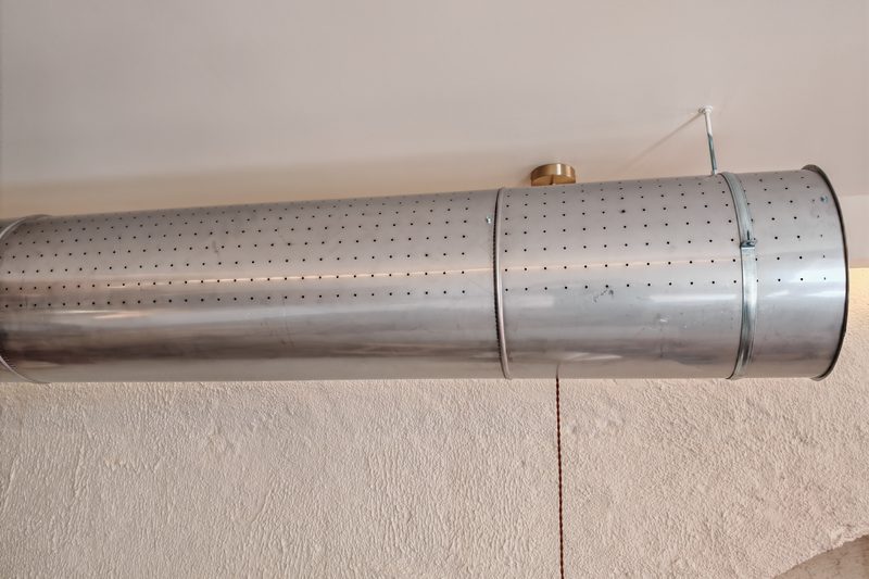 Conduta de ventilação perfurada instalada junto ao teto