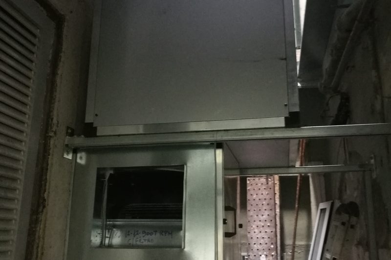 Unidade de tratamento de ar junto à conduta de ventilação