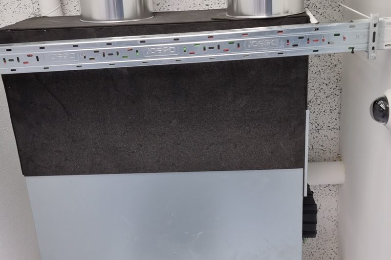Caixa de ventilação técnica instalada em teto falso, com condutas de insuflação