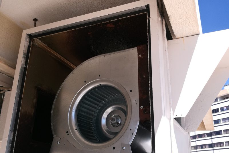 Ventilador centrífugo de unidade de tratamento de ar numa cobertura